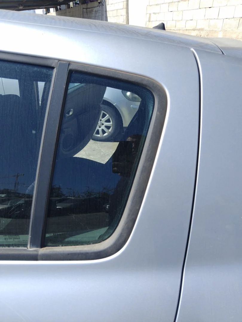 Foto de LUNA CUSTODIA TRASERA IZQUIERDA RENAULT CLIO III 1.4 16V (98 CV / 72 KW)