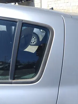 Foto de LUNA CUSTODIA TRASERA IZQUIERDA RENAULT CLIO III 1.4 16V (98 CV / 72 KW)