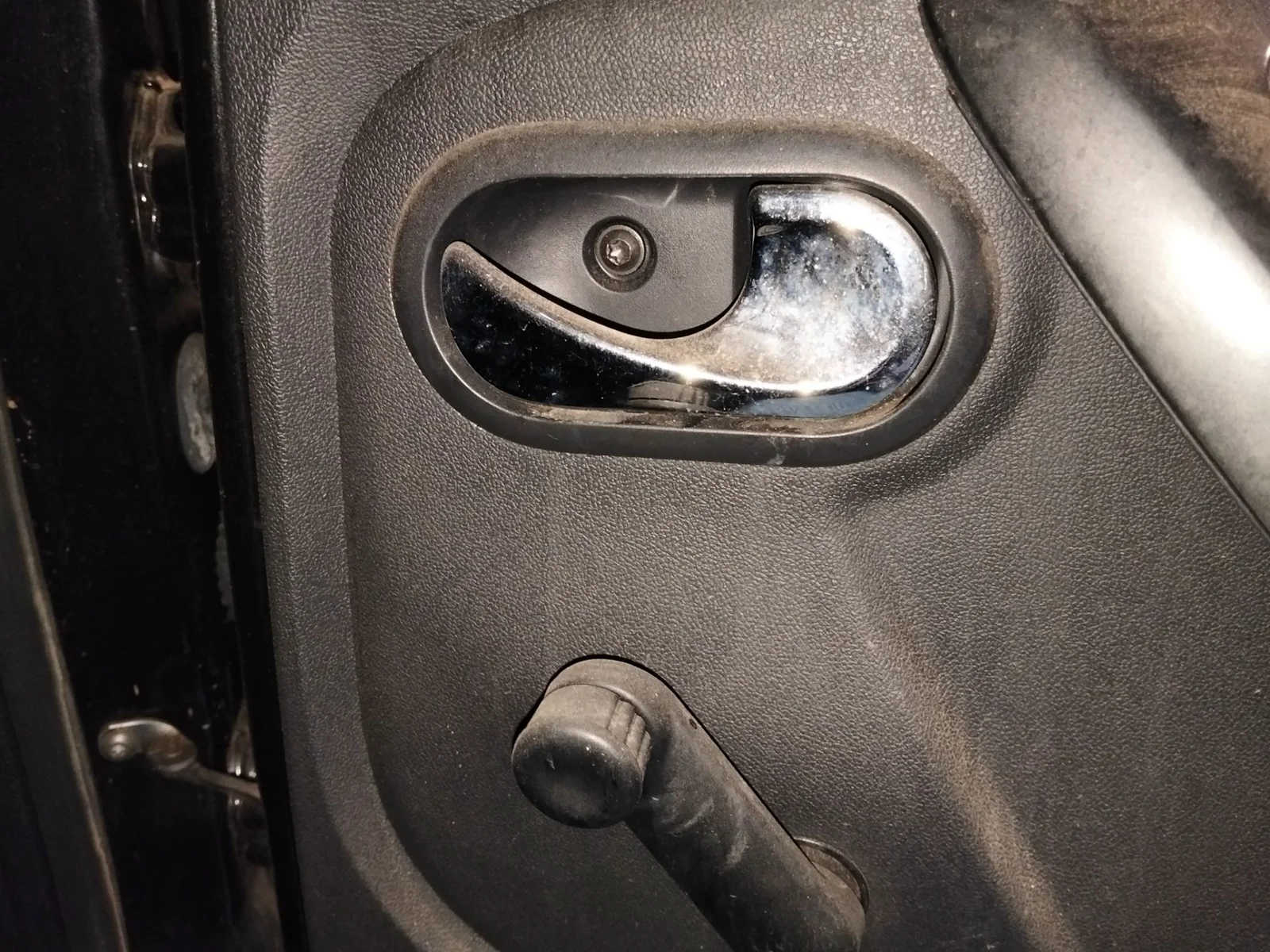 Foto de MANETA INTERIOR TRASERA DERECHA DACIA DUSTER I 1.2 16V TCE CAT (125 CV / 92 KW) referencia 8200733847