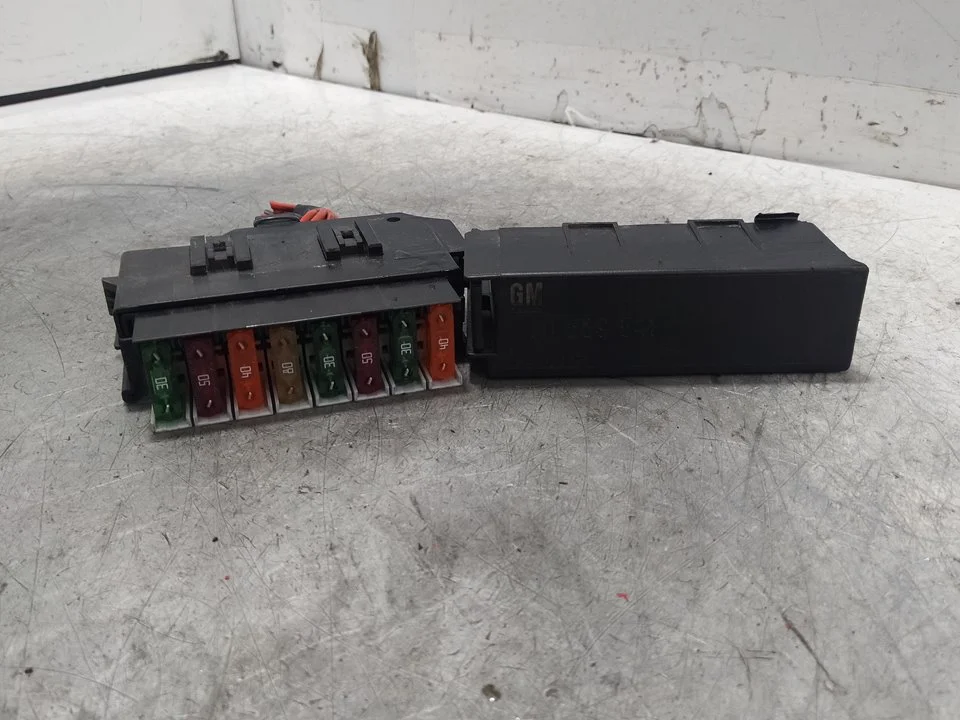 Foto de CAJA RELES / FUSIBLES OPEL MERIVA 1.3 16V CDTI (75 CV / 55 KW) referencia 90589541