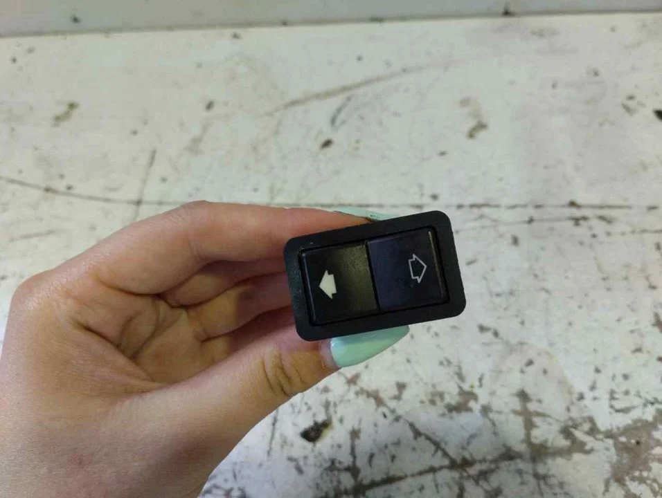 Foto de MANDO ELEVALUNAS TRASERO IZQUIERDO BMW SERIE 5 BERLINA (E39) 2.5 24V CAT (170 CV / 125 KW) referencia 8368974