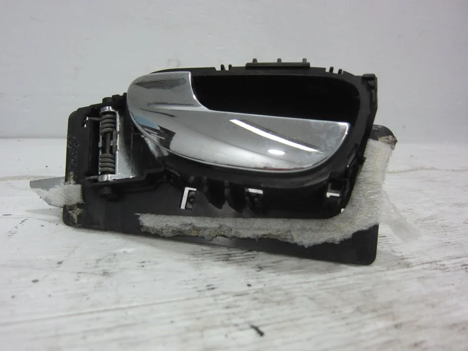 Foto de MANETA INTERIOR TRASERA IZQUIERDA PEUGEOT 307 (S1)(04.2001) 1.6 16V CAT (109 CV / 80 KW) referencia 9634768677