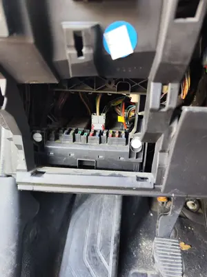 Foto de CAJA RELES / FUSIBLES PEUGEOT 307 (S1)(04.2001) 1.6 16V CAT (109 CV / 80 KW)