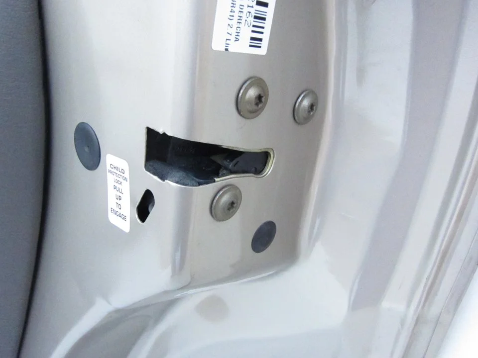 Foto de CERRADURA PUERTA TRASERA DERECHA CHRYSLER SEBRING JR 41 BERLINA 2.7 CAT (203 CV / 149 KW)
