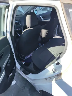Foto de GOMAS CONTORNO PUERTA KIA CEED (JD) 1.4 CAT (99 CV / 73 KW)
