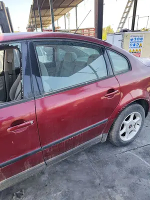 Foto de PUERTA TRASERA IZQUIERDA VOLKSWAGEN PASSAT BERLINA (3B3) 1.9 TDI (131 CV / 96 KW) referencia 3B5833051AB foto 5