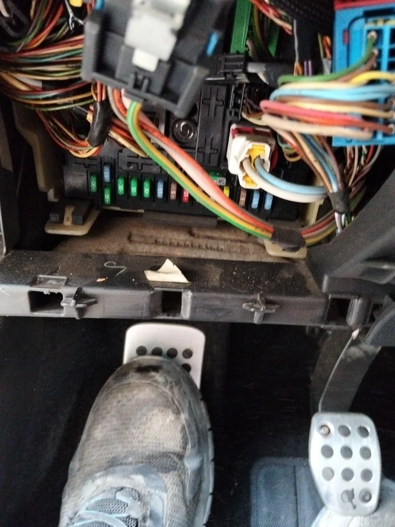 Foto de CAJA RELES / FUSIBLES PEUGEOT 308 SW 1.6 HDi FAP CAT (9HZ / DV6TED4) (109 CV / 80 KW)
