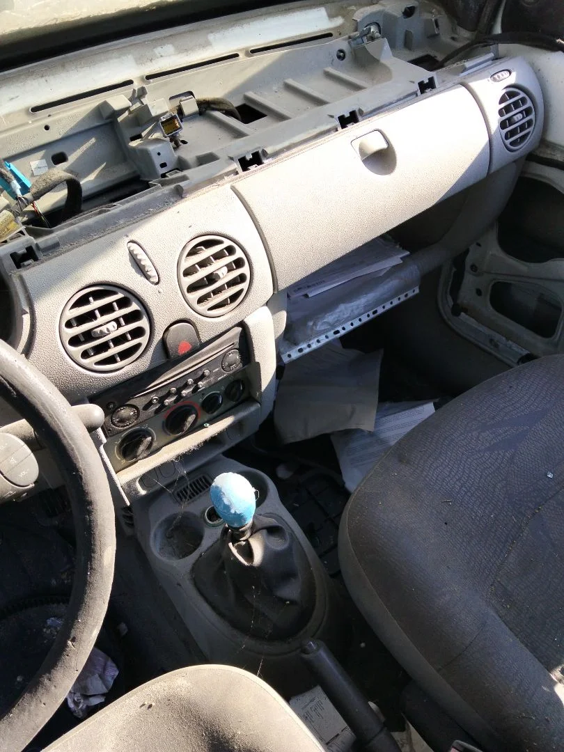 Foto de CONSOLA CENTRAL RENAULT KANGOO I (F/KC0) 1.5 dCi Diesel (82 CV / 60 KW)