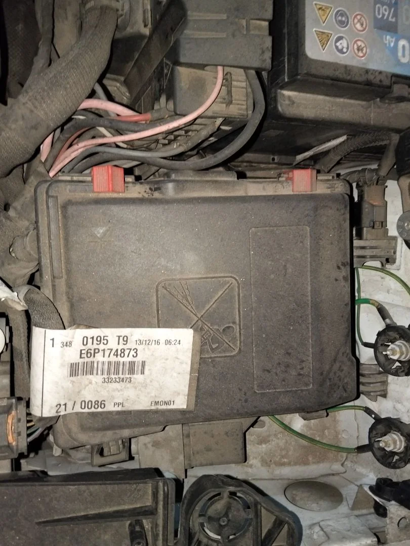 Foto de CAJA RELES / FUSIBLES PEUGEOT 308