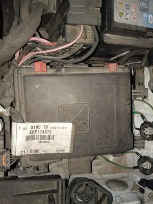 Foto de CAJA RELES / FUSIBLES PEUGEOT 308