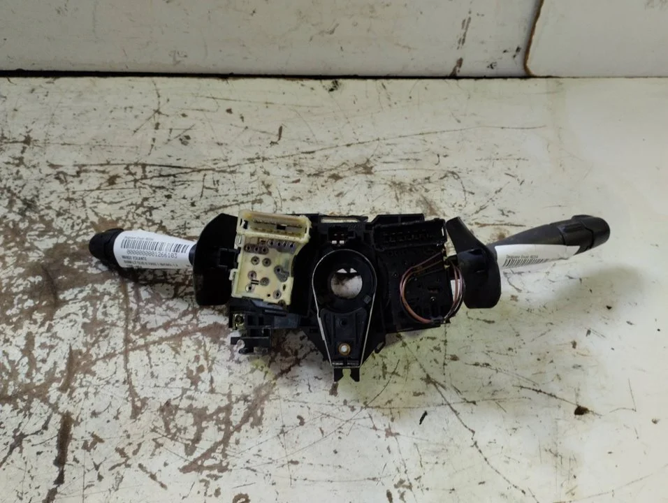 Foto de MANDO MULTIFUNCION RENAULT CLIO II FASE I (B/CB0) 1.2 (58 CV / 43 KW) referencia 7700432854