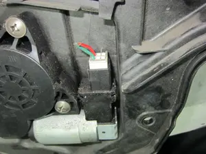 Foto de ELEVALUNAS TRASERO DERECHO MAZDA 2 BERLINA (DY) 1.4 CAT (80 CV / 59 KW) referencia 3M71A045H22A foto 2