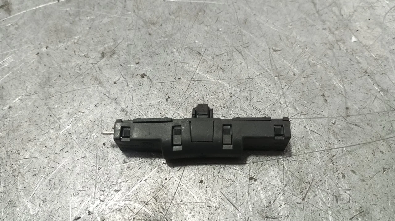 Foto de AMPLIFICADOR DE ANTENA SEAT LEON (5F1) 1.6 TDI (105 CV / 77 KW) referencia 5N0035570