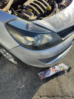 Foto de FARO DERECHO RENAULT CLIO III 1.4 16V (98 CV / 72 KW) foto 2