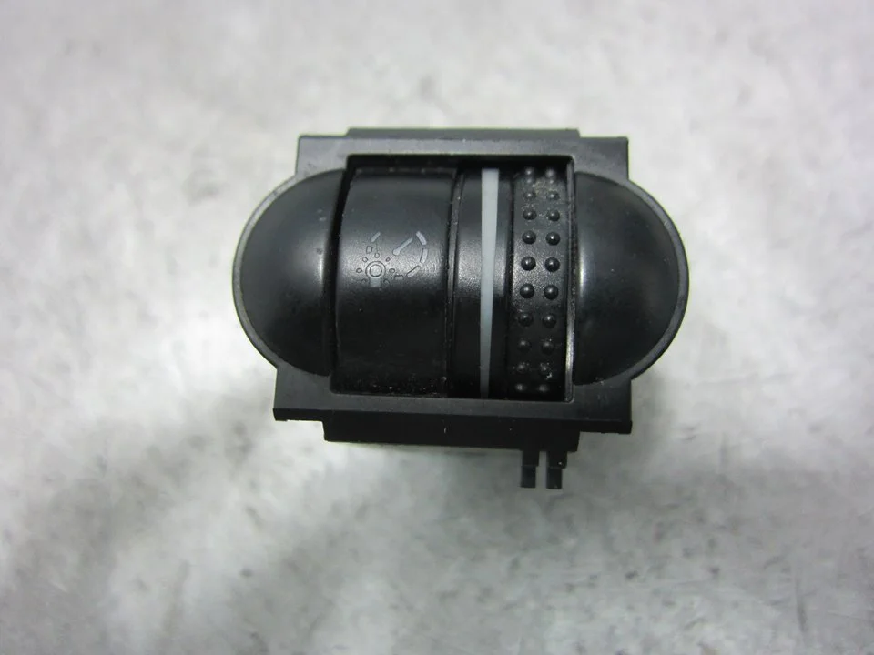 Foto de INTERRUPTOR VOLKSWAGEN PASSAT BERLINA (3B2) 1.9 TDI (116 CV / 85 KW) referencia 3B0941333D