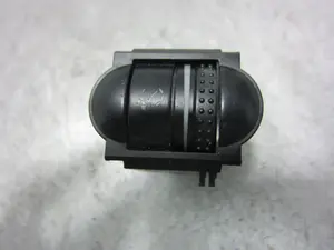 Foto de INTERRUPTOR VOLKSWAGEN PASSAT BERLINA (3B2) 1.9 TDI (116 CV / 85 KW) referencia 3B0941333D