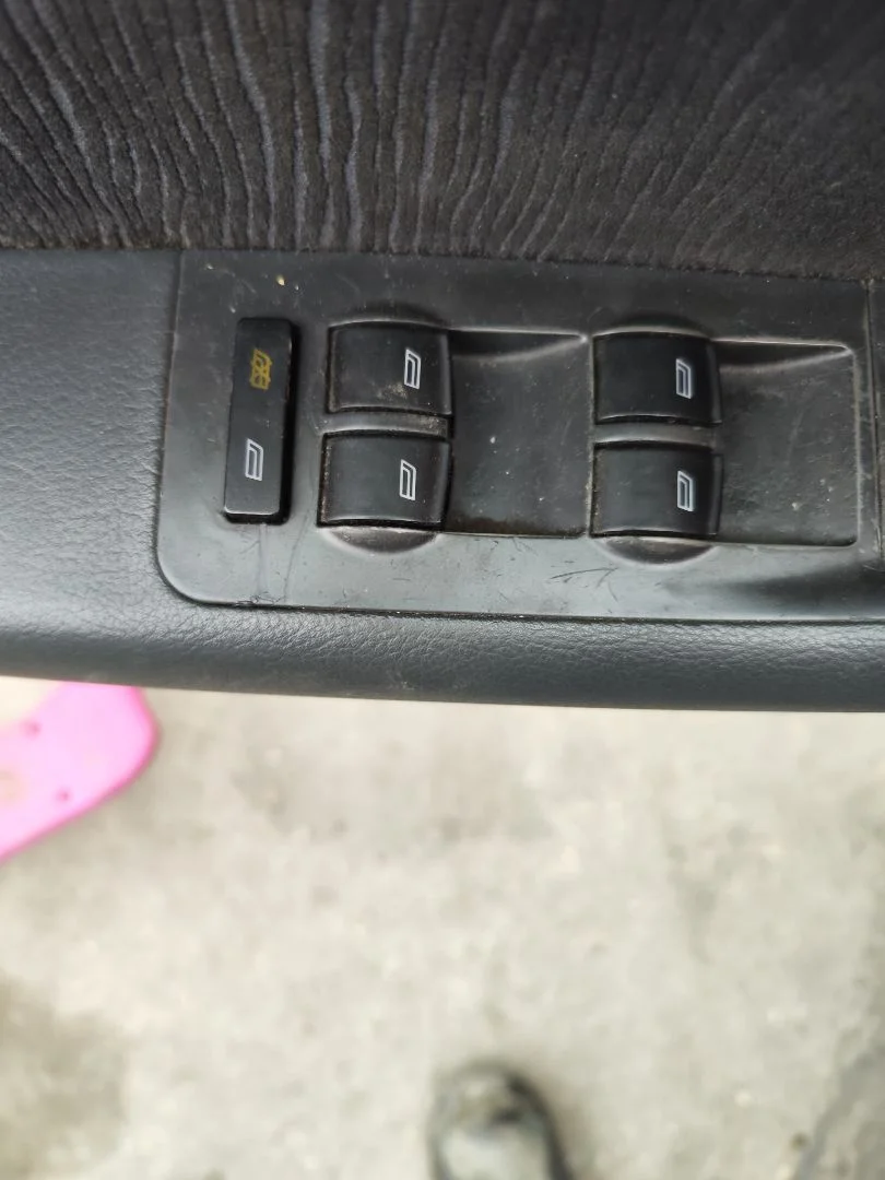 Foto de MANDO ELEVALUNAS DELANTERO IZQUIERDO AUDI A6 BERLINA (4B2) 2.5 V6 24V TDI (150 CV / 110 KW)
