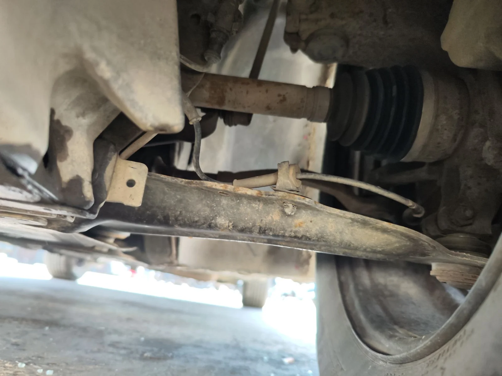 Foto de BRAZO SUSPENSION DELANTERO IZQUIERDO RENAULT SCENIC II (JM) 1.9 dCi Diesel (120 CV / 88 KW)