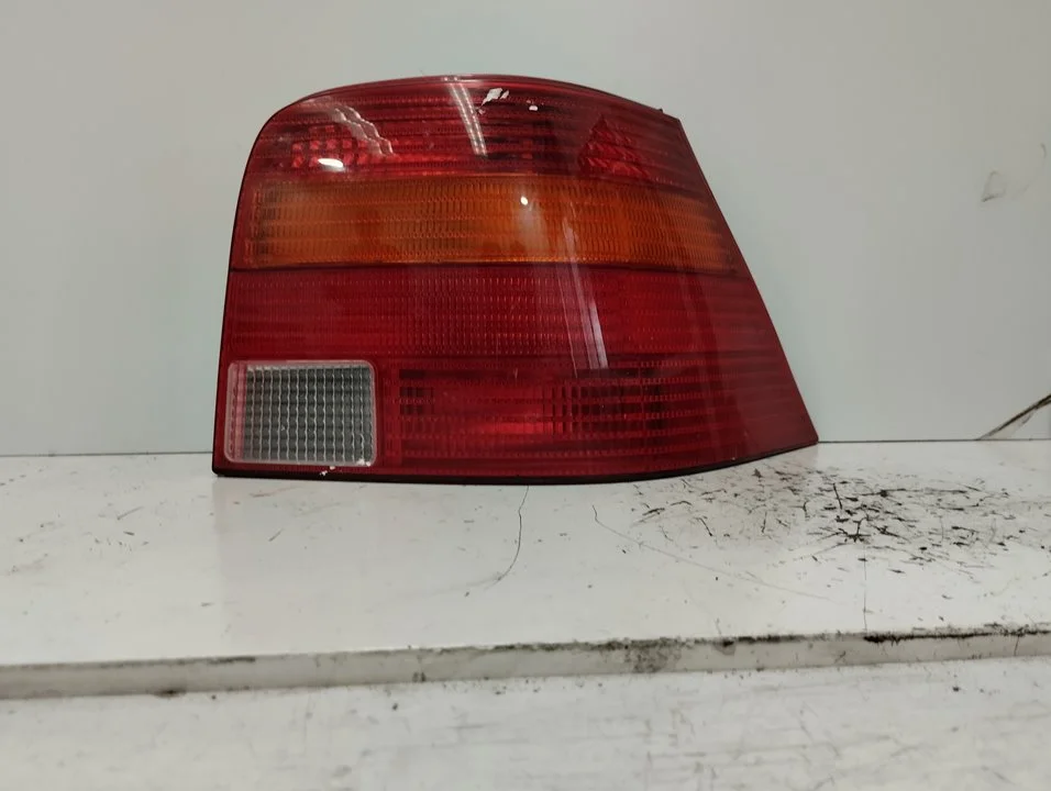 Foto de PILOTO TRASERO DERECHO VOLKSWAGEN GOLF IV BERLINA (1J1)(10.1997) 1.9 TDI (116 CV / 85 KW) referencia 89397261
