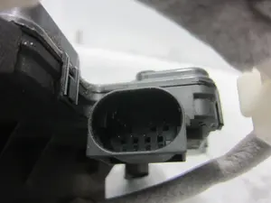 Foto de CERRADURA PUERTA DELANTERA IZQUIERDA BMW SERIE 3 BERLINA (E46) 2.0 16V Diesel CAT (136 CV / 100 KW) referencia 51217011241 foto 5