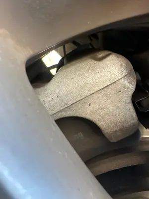 Foto de PINZA DE FRENO TRASERA DERECHA VOLKSWAGEN PASSAT BERLINA (3C2) 2.0 TDI (140 CV / 103 KW) referencia 3C0615404H