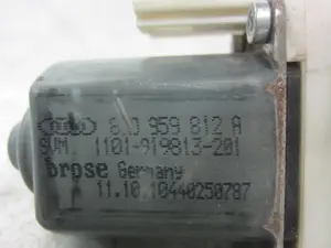 Foto de MOTOR ELEVALUNAS TRASERO DERECHO PORSCHE CAYENNE (TIPO 92A) 3.6 CAT (299 CV / 220 KW) referencia 8K0959812A foto 4