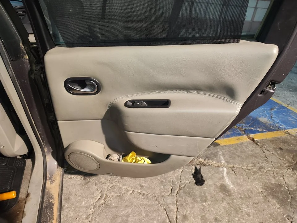 Foto de GUARNECIDO PUERTA TRASERA DERECHA RENAULT SCENIC II (JM) 1.9 dCi Diesel (120 CV / 88 KW) referencia 7701056977