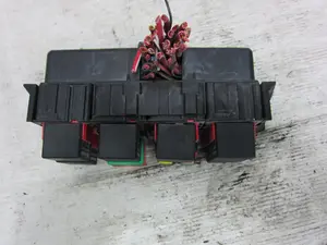 Foto de CAJA RELES / FUSIBLES TESLA MODEL S eléctrico 270 kW (367 CV / 270 KW) foto 4