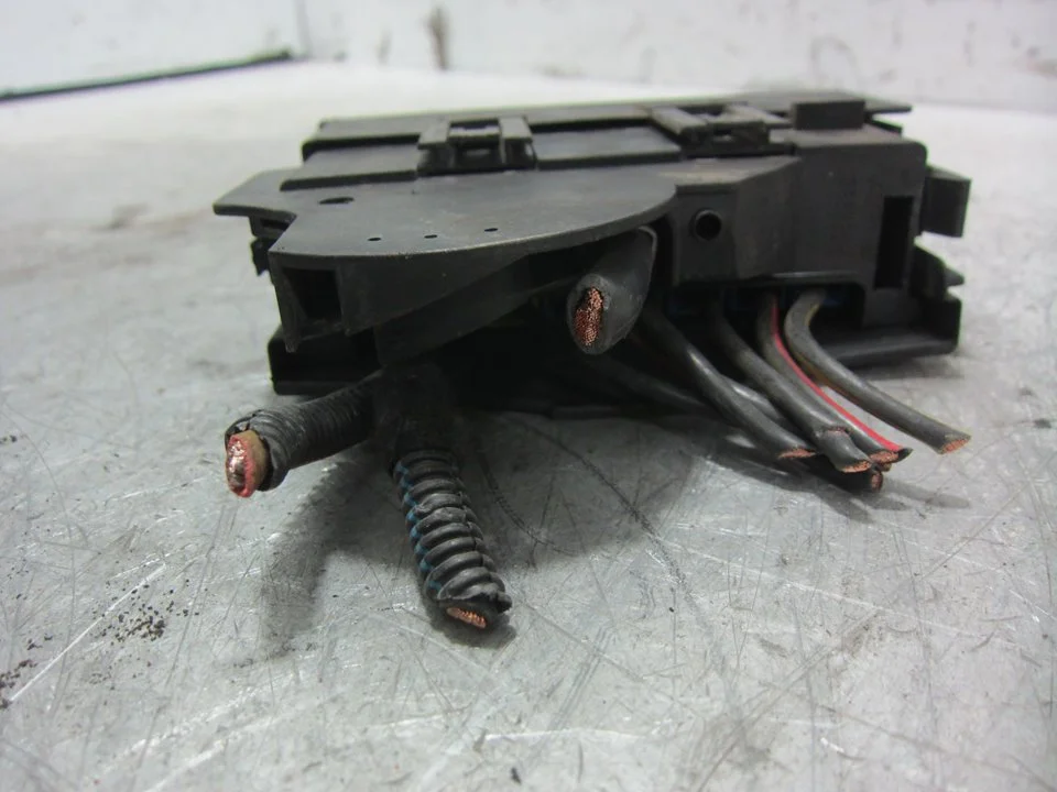 Foto de CAJA RELES / FUSIBLES OPEL ASTRA G BERLINA 2.0 DTI (101 CV / 74 KW) referencia 09132702