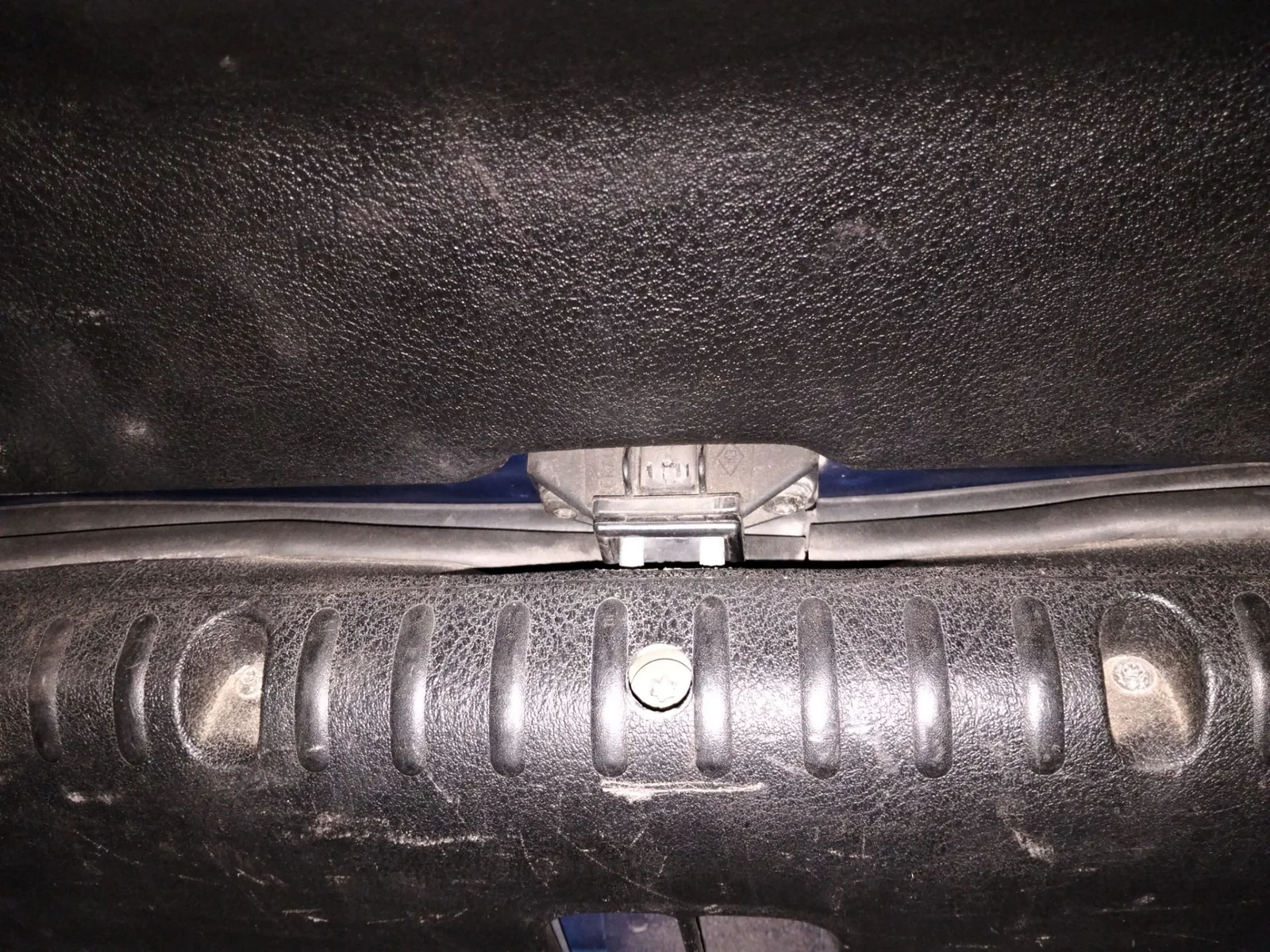 Foto de CERRADURA MALETERO / PORTON RENAULT CLIO II FASE I (B/CB0) 1.4 16V (98 CV / 72 KW)