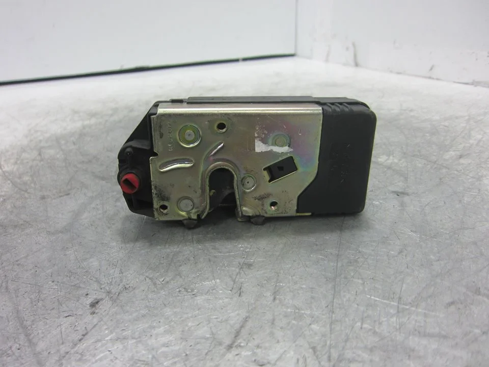 Foto de CERRADURA PUERTA TRASERA IZQUIERDA OPEL VECTRA B BERLINA 2.0 DTI (101 CV / 74 KW) referencia 90503995