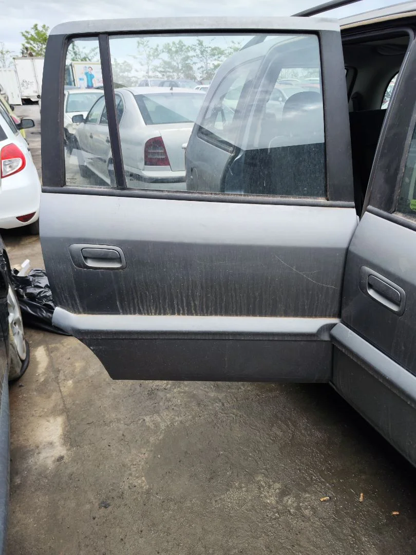 Foto de PUERTA TRASERA DERECHA OPEL ZAFIRA A 2.0 DTI (101 CV / 74 KW)