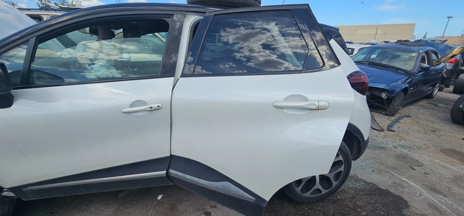 Foto de PUERTA TRASERA IZQUIERDA RENAULT CAPTUR I 1.5 dCi Diesel FAP (110 CV / 81 KW)