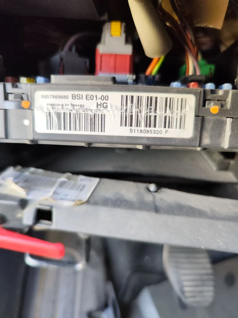 Foto de CAJA RELES / FUSIBLES CITROEN BERLINGO 2.0 HDi CAT (RHY / DW10TD) (90 CV / 66 KW)