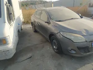Foto de ALETA DELANTERA DERECHA RENAULT MEGANE III SPORT TOURER 1.9 dCi Diesel (131 CV / 96 KW) referencia 631007490R