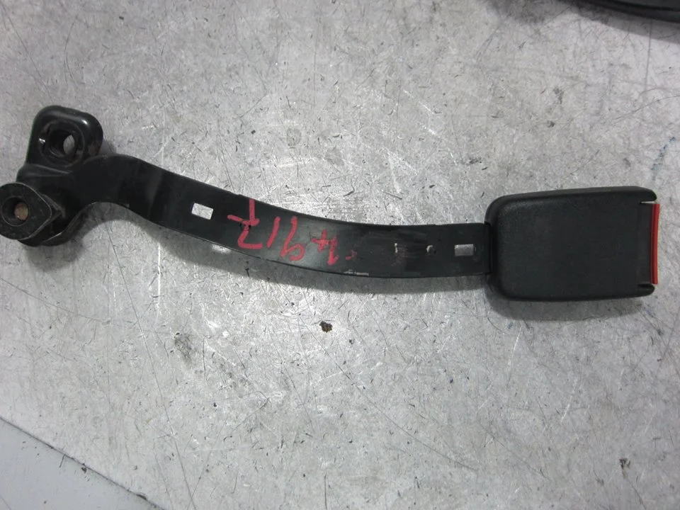 Foto de ENGANCHE CINTURON DELANTERO DERECHO SEAT LEON (1M1) 1.9 TDI (110 CV / 81 KW) referencia 1J4858472
