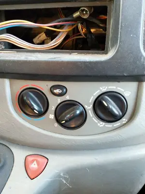 Foto de MANDO CALEFACCION / AIRE ACONDICIONADO RENAULT TRAFIC II COMBI 1.9 Diesel (101 CV / 74 KW)