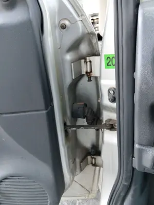 Foto de RETENEDOR PUERTA OPEL CORSA C 1.2 16V CAT (Z 12 XE / LW4) (75 CV / 55 KW)
