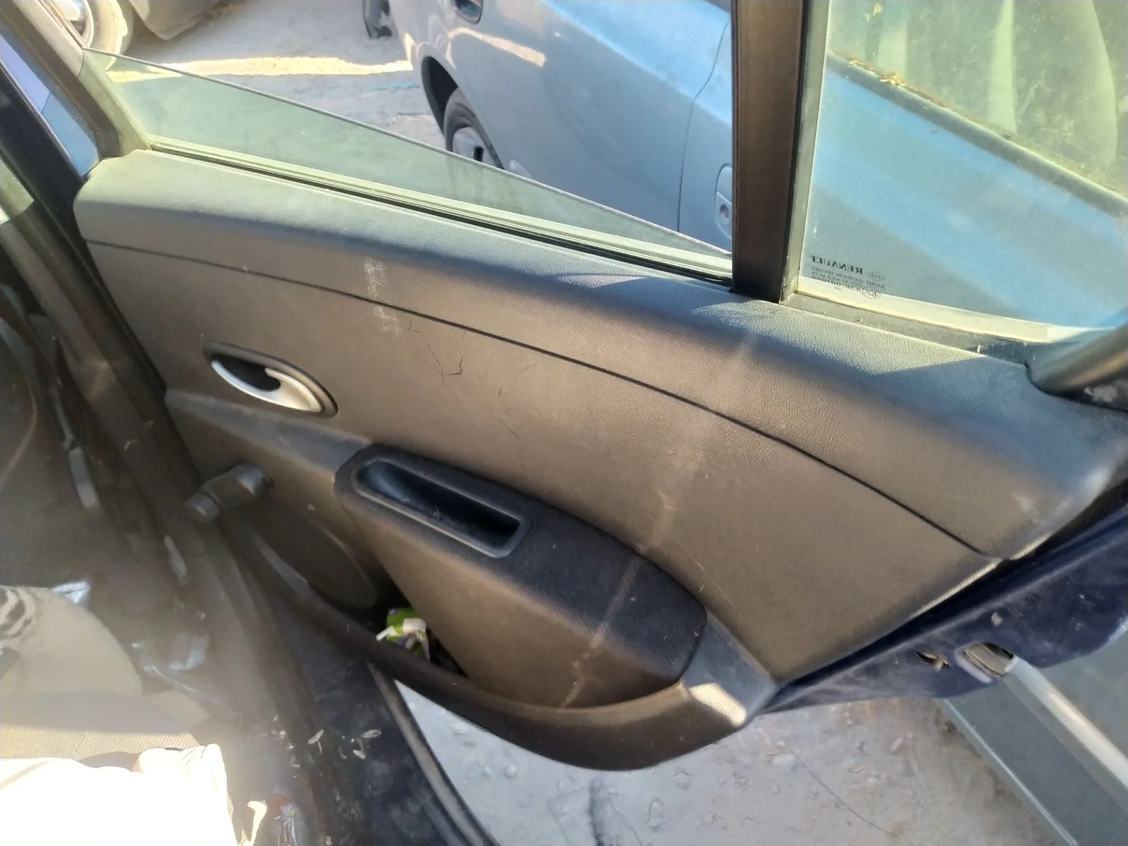 Foto de MANETA INTERIOR TRASERA DERECHA RENAULT CLIO III 1.5 dCi Diesel CAT (86 CV / 63 KW) referencia 8200310580