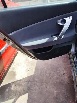 Foto de GUARNECIDO PUERTA TRASERA IZQUIERDA NISSAN PRIMERA BERLINA (P12) 2.2 16V Turbodiesel CAT (126 CV / 93 KW) referencia 82901AV700