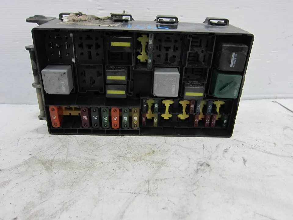 Foto de CAJA RELES / FUSIBLES FORD FOCUS BERLINA (CAK) 1.8 16V CAT (116 CV / 85 KW) referencia 98AG14A142AD