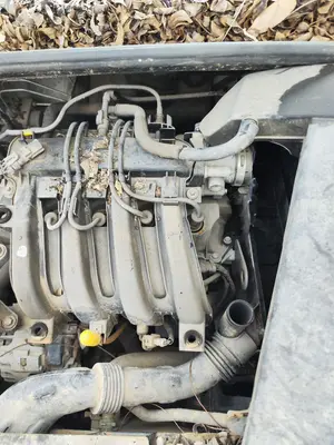 Foto de MOTOR COMPLETO RENAULT CLIO III 1.2 16V (75 CV / 55 KW) referencia D4F740 foto 2