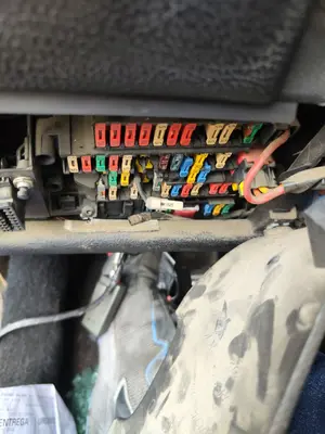 Foto de CAJA RELES / FUSIBLES PEUGEOT 206 1.6 16V CAT (109 CV / 80 KW)