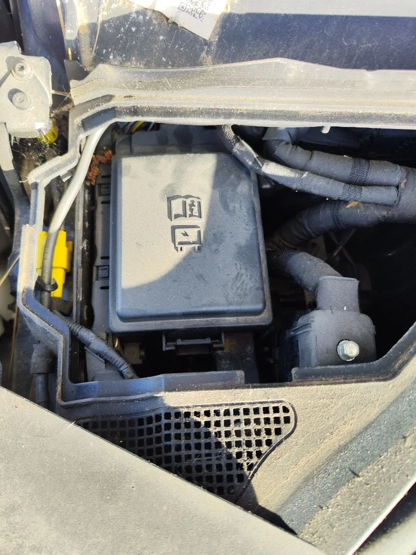 Foto de CAJA RELES / FUSIBLES JAGUAR XE 2.0 Turbo CAT (200 CV / 147 KW)
