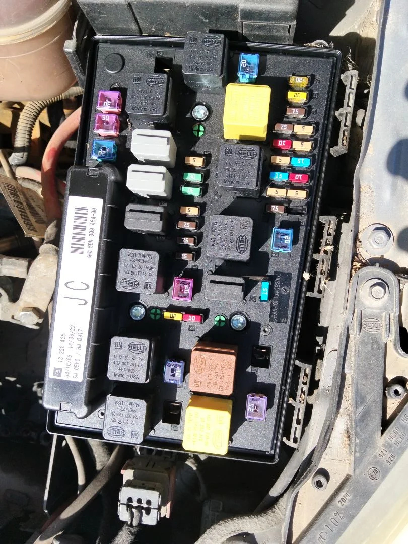 Foto de CAJA RELES / FUSIBLES OPEL ASTRA H BERLINA