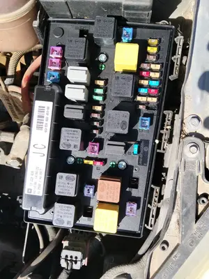 Foto de CAJA RELES / FUSIBLES OPEL ASTRA H BERLINA