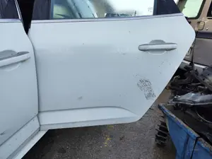 Foto de PUERTA TRASERA IZQUIERDA RENAULT TALISMAN SPORT TOURER 1.6 dCi Diesel FAP Energy (131 CV / 96 KW) foto 2