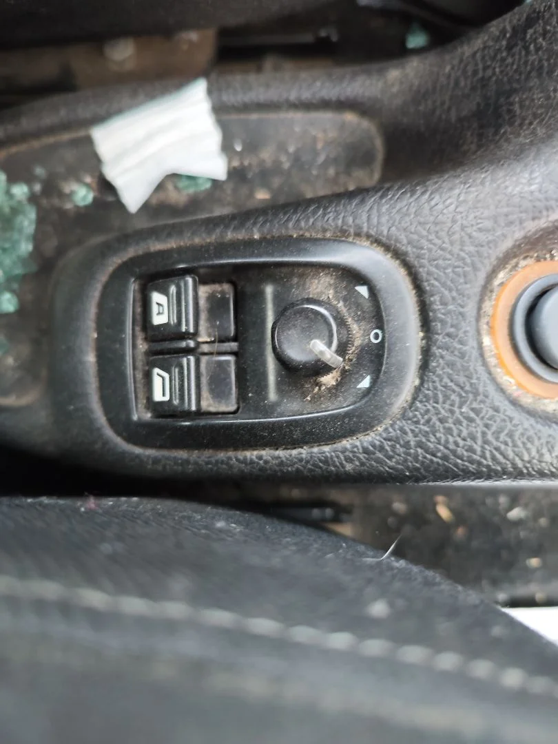 Foto de MANDO ELEVALUNAS DELANTERO DERECHO PEUGEOT 206 1.6 16V CAT (109 CV / 80 KW)