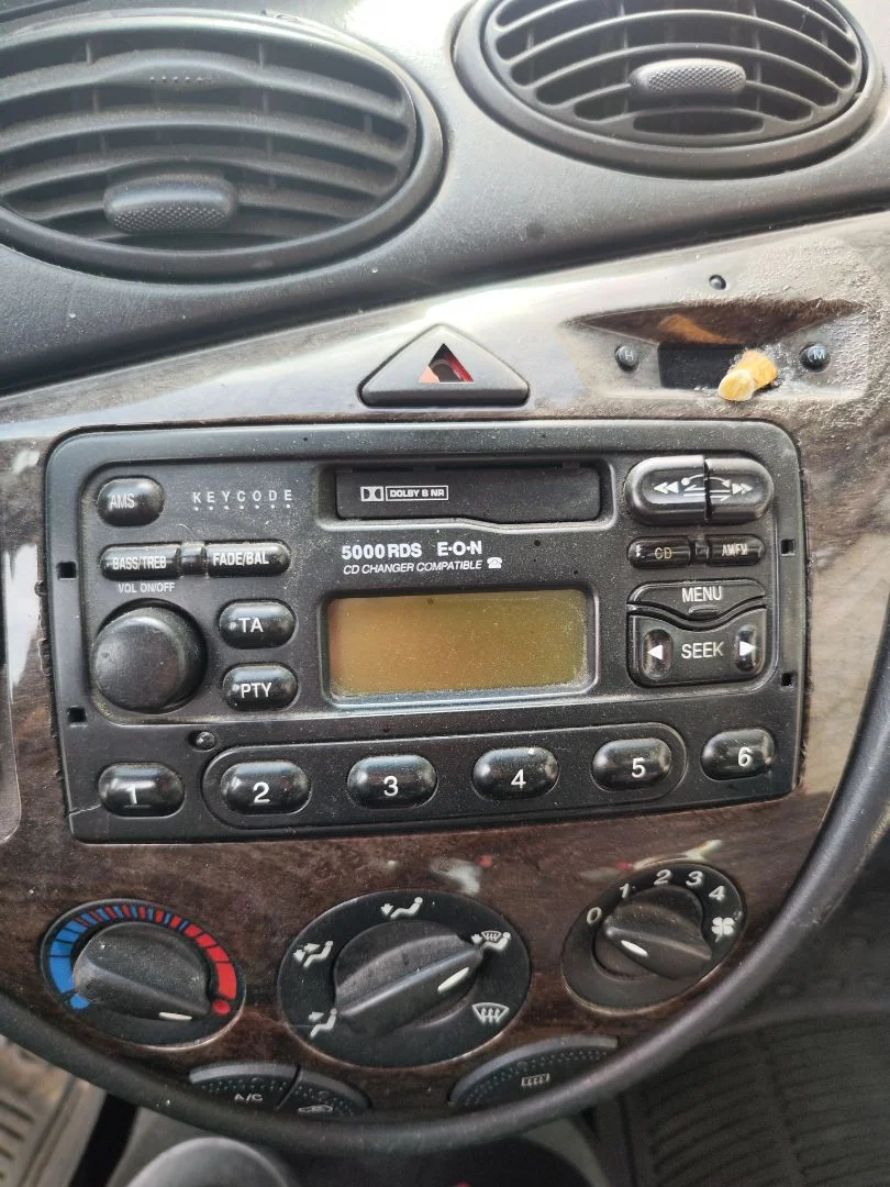 Foto de SISTEMA AUDIO / RADIO CD FORD FOCUS BERLINA (CAK) 1.6 16V CAT (101 CV / 74 KW)