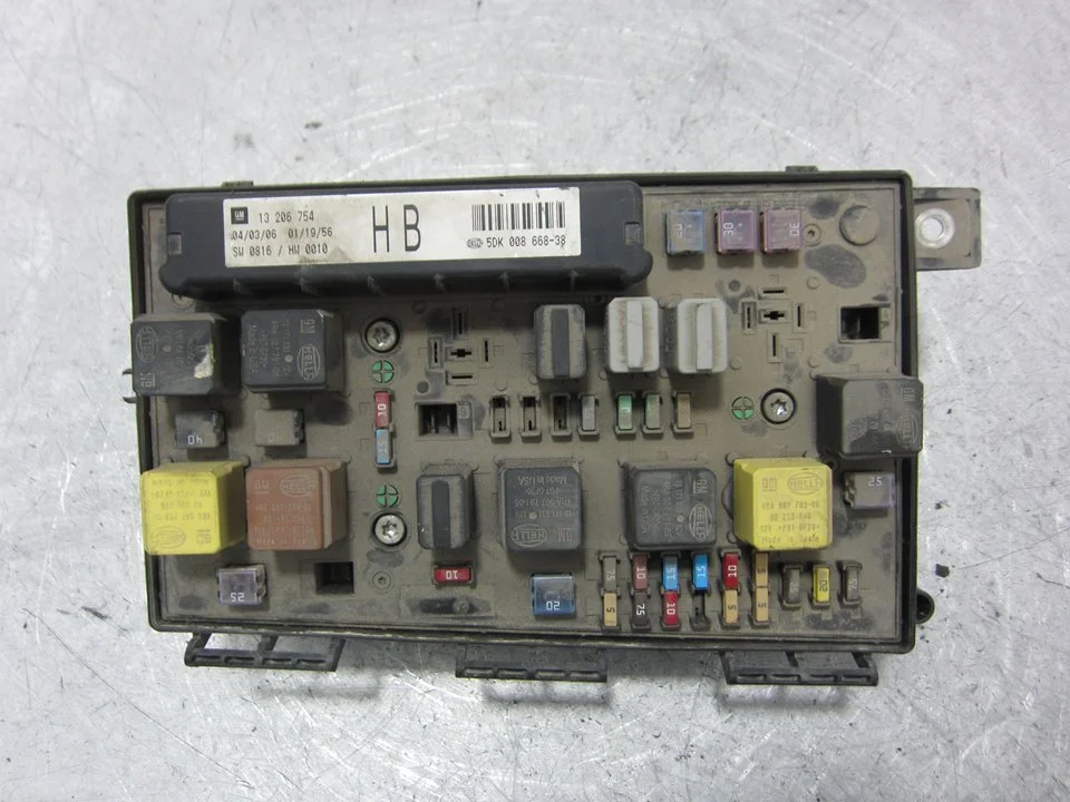 Foto de CAJA RELES / FUSIBLES OPEL ASTRA H GTC 1.9 CDTI (120 CV / 88 KW) referencia 13206754